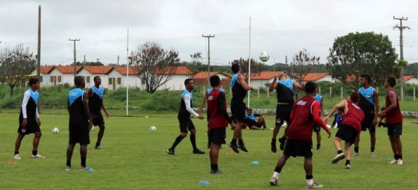 Invicto há quatro jogos, River-PI treina em clima 'leve'; Porto espera reforços