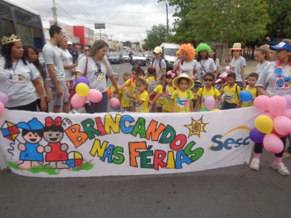 Crianças participam da abertura do Projeto Brincando nas Férias 2017