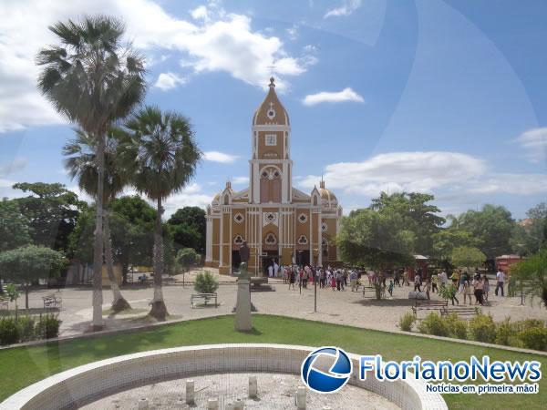 Fi&eacute;is participaram da Prociss&atilde;o do Senhor Ressuscitado em Floriano.(Imagem:FlorianoNews)