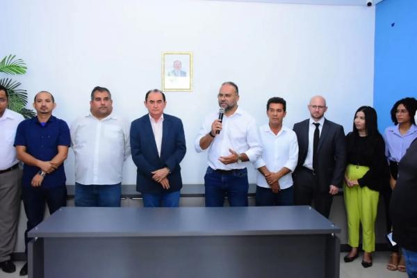 Poder Legislativo de Floriano participa da posse de novos secret&aacute;rios municipais   Nesta ter&ccedil;a-feira, 9 de abril, assumiram cargos no primeiro escal&atilde;o da Prefeitura de Floriano, ci(Imagem:CMF)