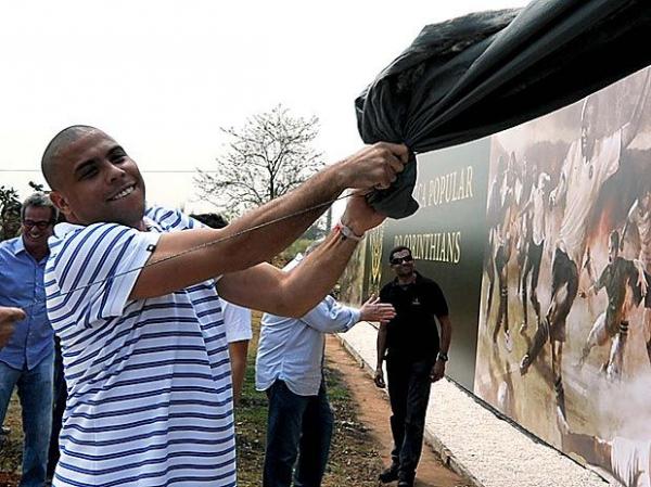Corinthians homenageia ídolos do centenário em novo CT
