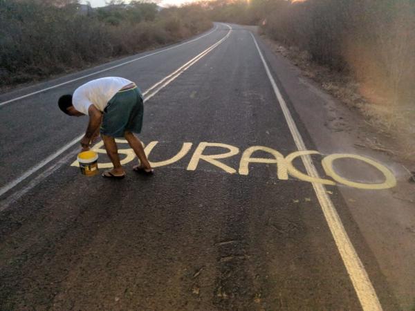Morador pinta rodovia com avisos para alertar condutores sobre buracos no Sul do Piauí