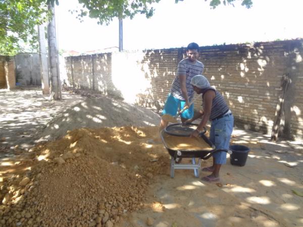 Curso ensina a fabrica&ccedil;&atilde;o de Tijolos Ecol&oacute;gicos.(Imagem:FlorianoNews)