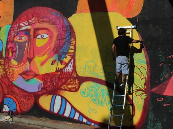 Grafiteiros enfrentaram maratona de mais de 15 horas para colorir viaduto.(Imagem:Patr&iacute;cia Andrade/G1)