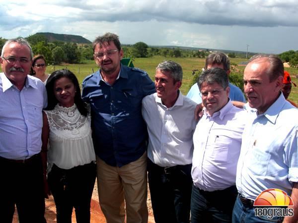 Gustavo Neiva participou da entrega da primeira etapa de pavimenta&ccedil;&atilde;o entre Gilbu&eacute;s e Santa Filomena.(Imagem:180graus)