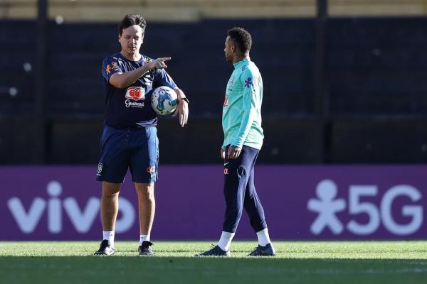Fernando Diniz conversa com Neymar em treino da Sele&ccedil;&atilde;o: admira&ccedil;&atilde;o m&uacute;tua.(Imagem:Vitor Silva / CBF)