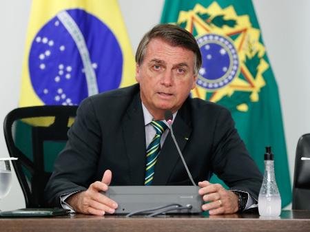 Bolsonaro diz que não delega atribuições presidenciais sobre vacina