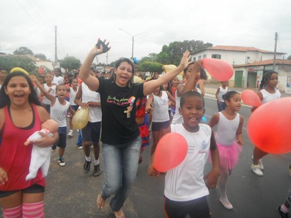 Caminhada marca abertura da Semana da Criança em Floriano.(Imagem:FlorianoNews)