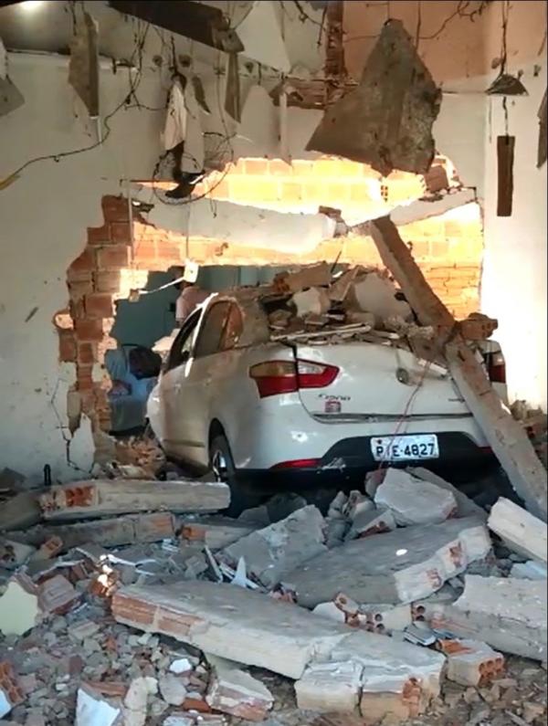 Motorista perde o controle da direção e carro invade duas casas na Zona Norte de Teresina