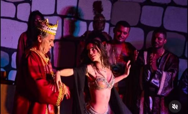 Gabriela Lacerda foi Salom&eacute; em encana&ccedil;&atilde;o da Paix&atilde;o de Cristo em Teresina.(Imagem:Reprodu&ccedil;&atilde;o/Grupo de teatro do Monte Castelo)