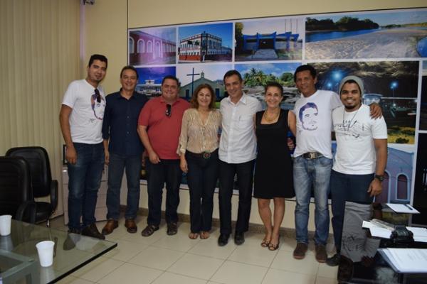 Gilberto J&uacute;nior sanciona lei que nomeia o CEU&acute;s de Floriano.(Imagem:Waldemir Miranda)
