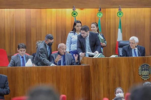 Aprovado projeto que aumenta salário do governador e vice do Piauí para R$ 31 mil em 2023