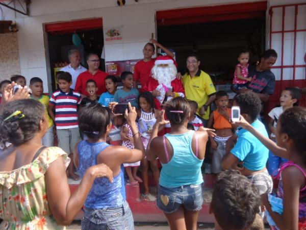 No dia de Natal, bom velhinho distribui bombons às crianças florianenses