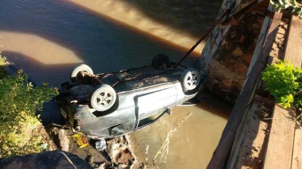 Motorista morre após perder controle de veículo e cair de ponte na zona rural de Floriano
