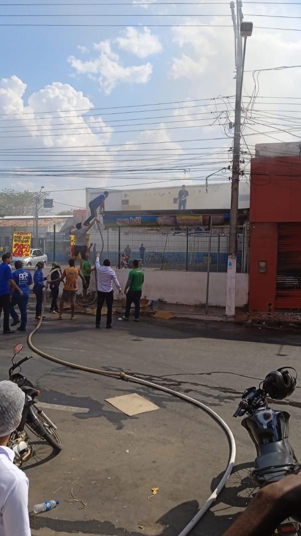 Curto-circuito provoca incêndio na loja Claro de Floriano