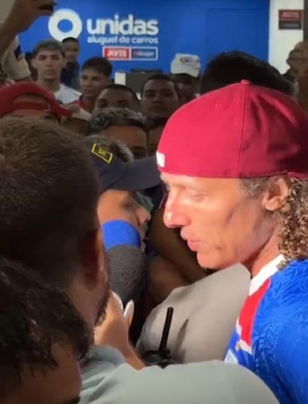 David Luiz chega a Fortaleza com grande presença da torcida no aeroporto