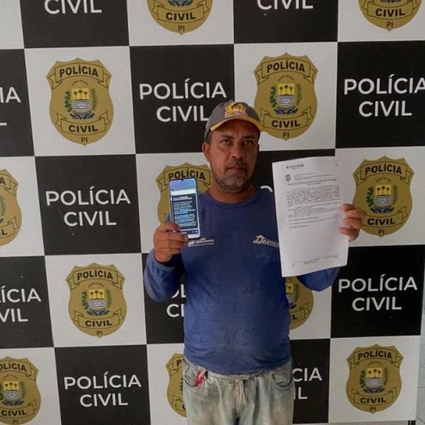 DEPATRI de Floriano realiza restituição de celular ao proprietário