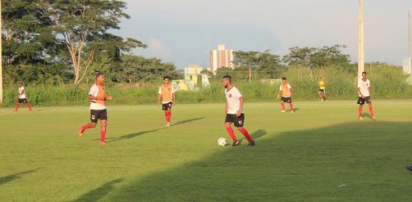 Mimi (com a bola), chega para dividir cria&ccedil;&atilde;o ao lado de Jarbas na Raposa. (Imagem:Abdias Bideh/GloboEsporte.com)