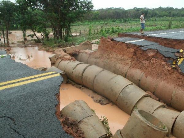 Km-101.1 da BR-135, na regi&atilde;o Sul do Piau&iacute;, ficou interditado ap&oacute;s forte chuva.(Imagem: (Foto: Inspetor Bruno Dias/PRF-PI))
