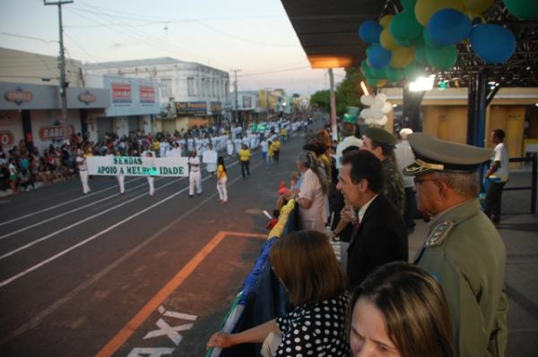 Florianenses prestigiaram o desfile c&iacute;vico militar de 7 de Setembro.(Imagem:Waldemir Miranda)