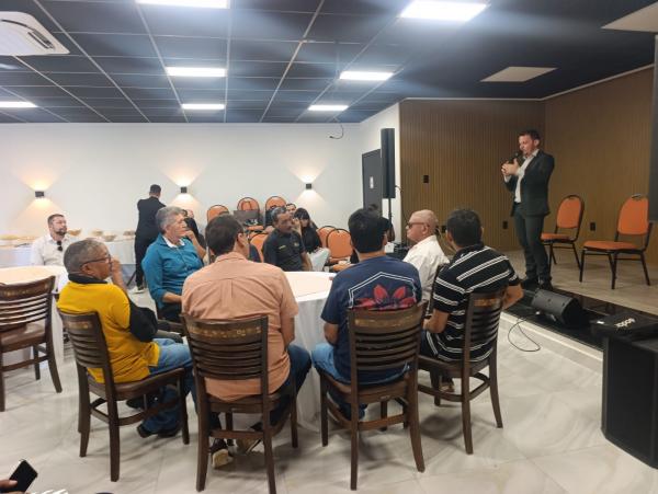 Jornalista Denilson Avelino destaca importância da integração entre imprensa e gestão durante encontro em Floriano.(Imagem:FlorianoNews)