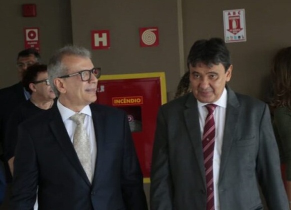 Governador Wellington Dias prestigia João Vicente em entrega de título