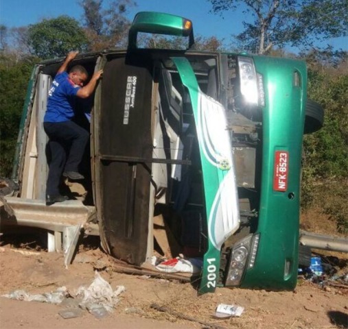 Ônibus de turismo tomba na BR-135 e deixa pelo menos nove mortos