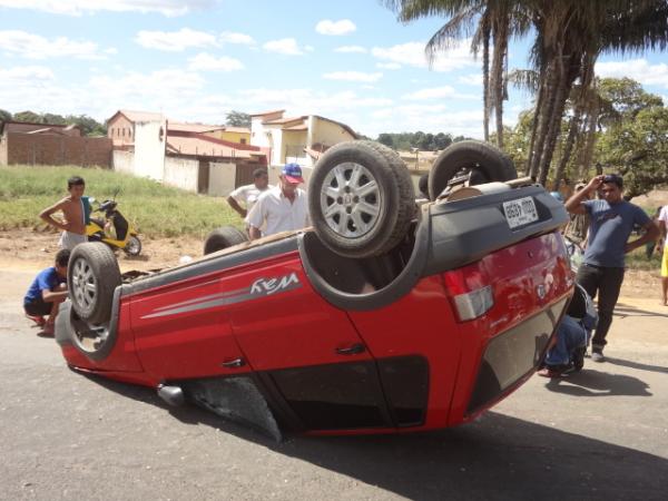 Veículo capota na Avenida Dirceu Arcoverde