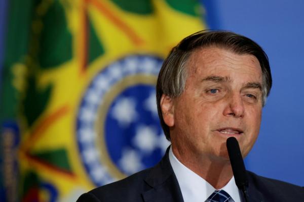 "Tem que todo mundo comprar fuzil", diz Bolsonaro em meio a crise institucional