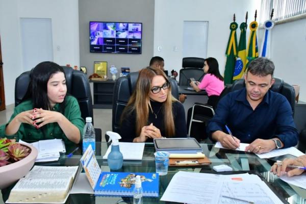 Prefeitura de Floriano discute projetos para melhoria da gest&atilde;o de Res&iacute;duos S&oacute;lidos.(Imagem:Secom)
