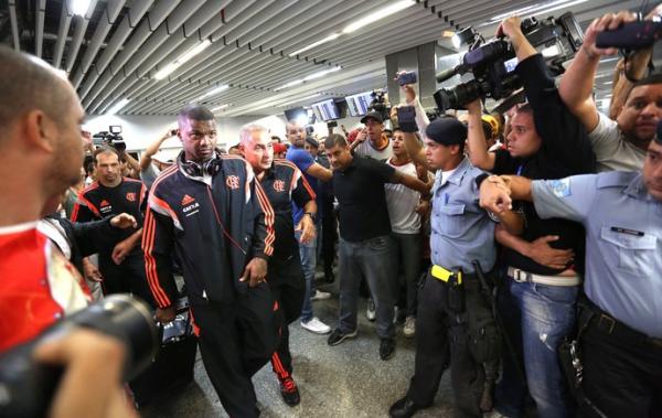 Com segurança reforçada e sob insultos, Fla desembarca no Rio