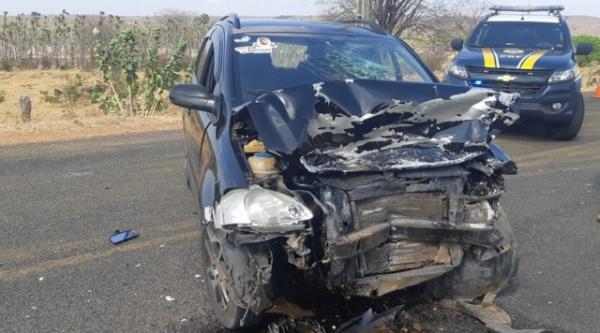 Motorista colide com viatura da PM ao fugir de abordagem no Sul do Piau&iacute;.(Imagem:Divulga&ccedil;&atilde;o/PRF)
