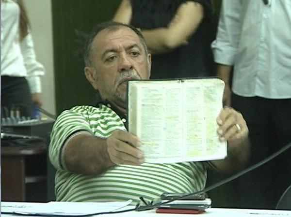 Durante o julgamento, Correia Lima exibe b&iacute;blia para a imprensa.(Imagem:Reprodu&ccedil;&atilde;o/Rede Clube)