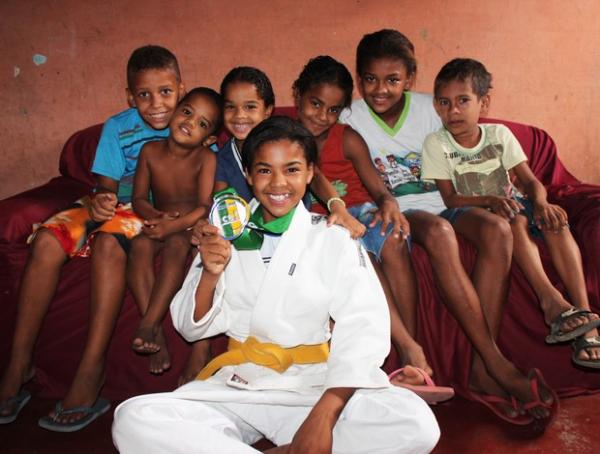Mais velha e &uacute;nica atleta, Elenilda &eacute; inspira&ccedil;&atilde;o para irm&atilde;os.(Imagem:N&aacute;yra Mac&ecirc;do/GLOBOESPORTE.COM)
