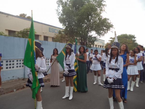 Osvaldo da Costa e Silva abre festividades pelos 55 anos de funda&ccedil;&atilde;o com desfile c&iacute;vico.(Imagem:FlorianoNews)