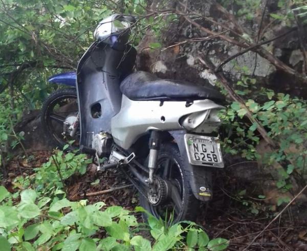 Força Tática encontra moto abandonada em matagal