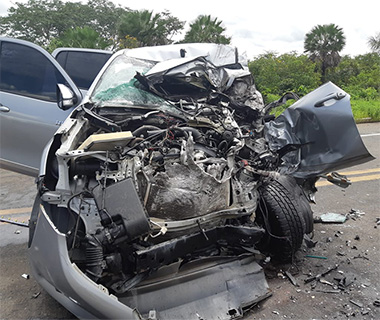 Colisão entre caminhão e carro deixa duas pessoas feridas na BR-343