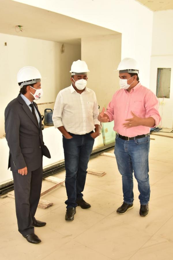 Prefeito de Floriano acompanha a fase final das obras da Policlínica