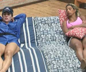 Valesca cochila durante bate-papo