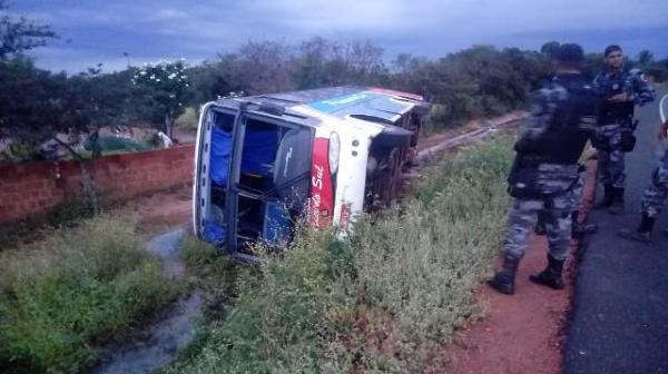 Ônibus tomba em estrada que liga Floriano a São Raimundo Nonato