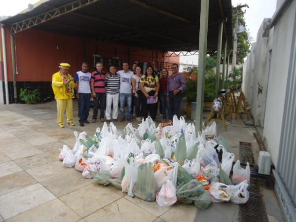 Escola arrecada alimentos e doa cestas b&aacute;sicas para casas terap&ecirc;uticas de Floriano.(Imagem:FlorianoNews)