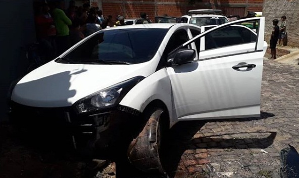 Bandidos capotam carro durante perseguição em Teresina
