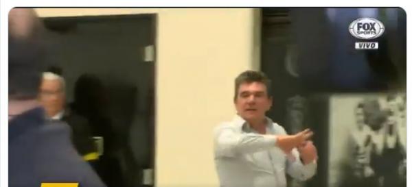 Andrés faz gesto de "roubo" após Corinthians x Flamengo, e Marcos Braz esclarece: "Brincou comigo"