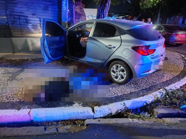 Durante a vistoria no interior do veículo, os policiais apreenderam uma pistola calibre .40, de uso restrito, além de 10 munições do mesmo calibre, dois aparelhos celulares, uma ba(Imagem:Reprodução)