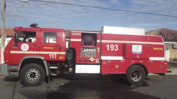 Corpo de Bombeiros recebe ve&iacute;culo de combate a inc&ecirc;ndios.(Imagem:FlorianoNews)