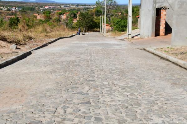 Prefeitura de Floriano entrega mais seis ruas cal&ccedil;adas &agrave; popula&ccedil;&atilde;o nos 128 anos da cidade(Imagem:Secom)