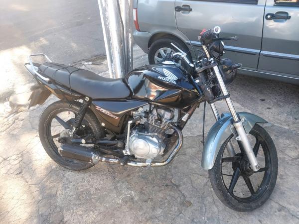 Polícia Militar recupera motocicleta roubada em Floriano e conduz suspeitos à delegacia