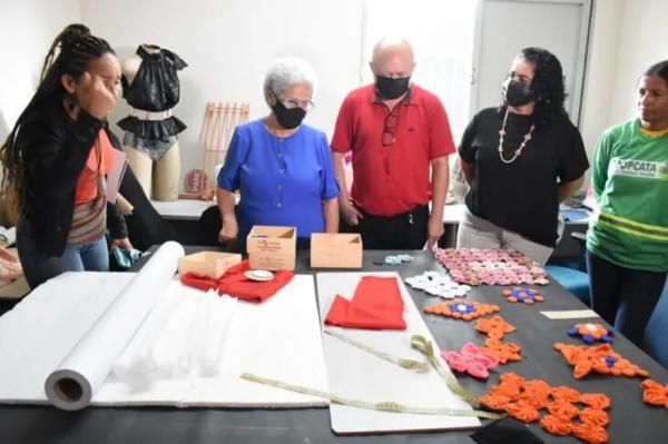 Governadora do Piauí assina termo de cessão e catadores de recicláveis recebem galpão de triagem em
