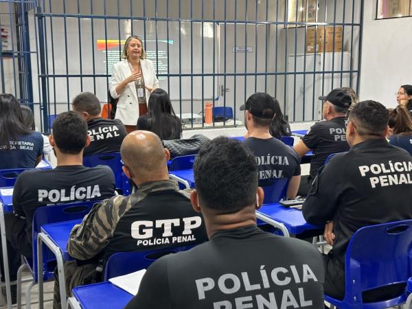 Policiais penais recebem treinamento para manejo de crises mentais em unidade prisional