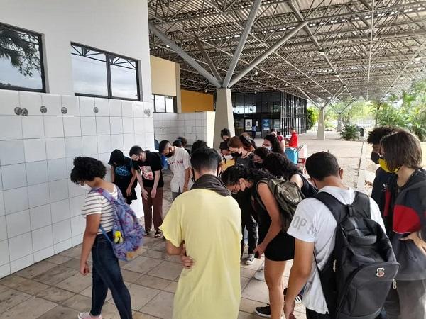  Estudantes buscam f&oacute;sseis de aproximadamente 100 milh&otilde;es de anos em pedras na Universidade Federal do Piau&iacute;.(Imagem:Juan Cisneros )